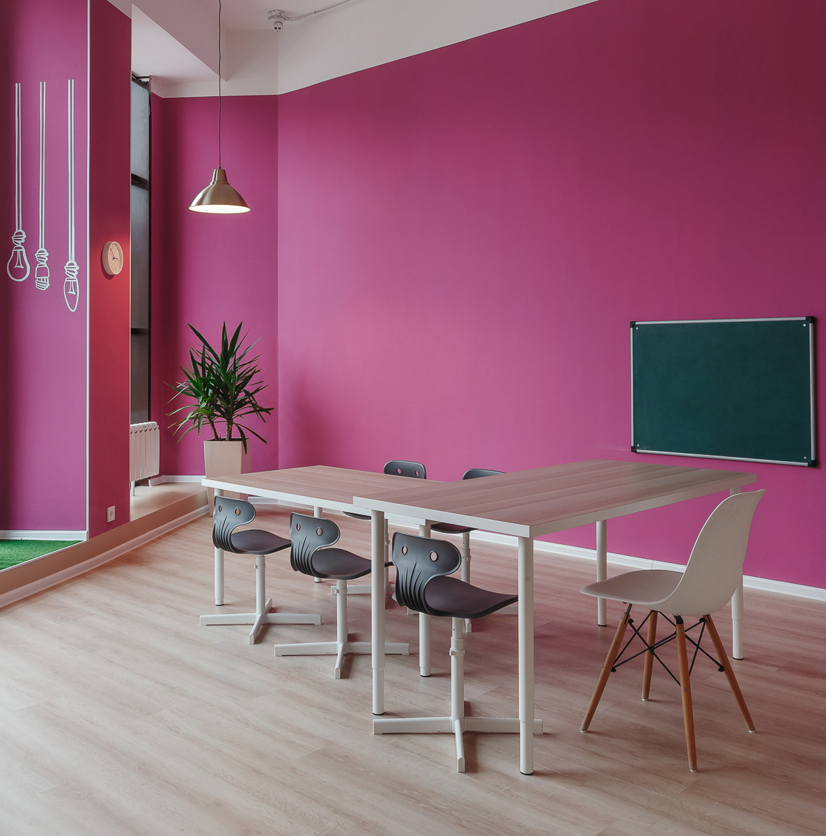 Владимирские дизайнеры интерьера вновь удивляют необычными формами и яркими цветами. Сегодня мы с вами заглянем в новую локацию, выполненную в очень экстравагантном стиле