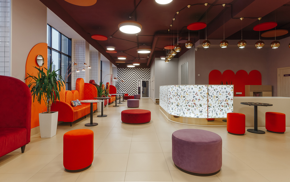 Владимирские дизайнеры интерьера вновь удивляют необычными формами и яркими цветами. Сегодня мы с вами заглянем в новую локацию, выполненную в очень экстравагантном стиле