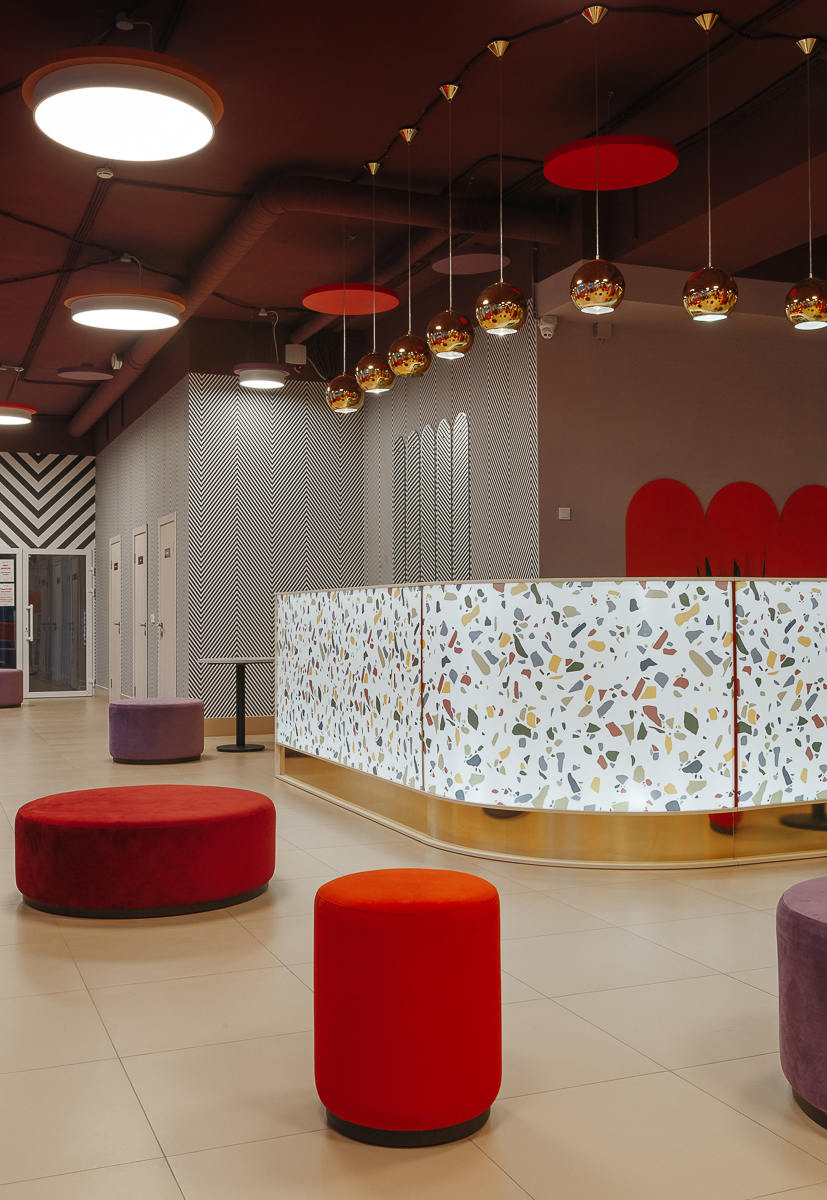 Владимирские дизайнеры интерьера вновь удивляют необычными формами и яркими цветами. Сегодня мы с вами заглянем в новую локацию, выполненную в очень экстравагантном стиле