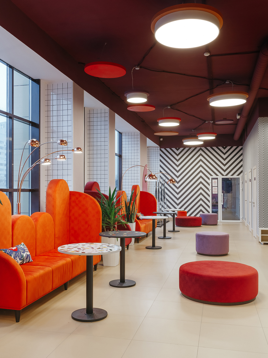 Владимирские дизайнеры интерьера вновь удивляют необычными формами и яркими цветами. Сегодня мы с вами заглянем в новую локацию, выполненную в очень экстравагантном стиле