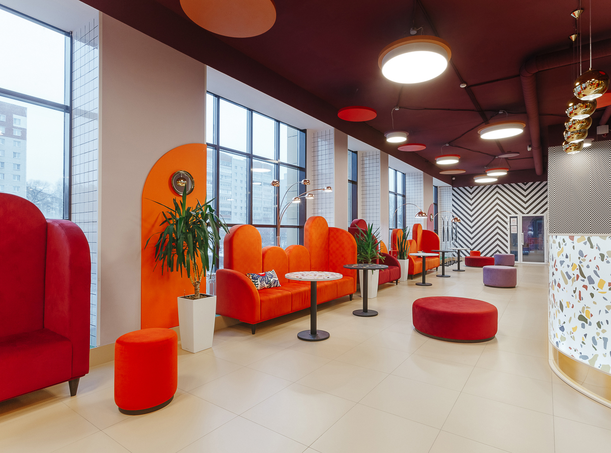 Владимирские дизайнеры интерьера вновь удивляют необычными формами и яркими цветами. Сегодня мы с вами заглянем в новую локацию, выполненную в очень экстравагантном стиле