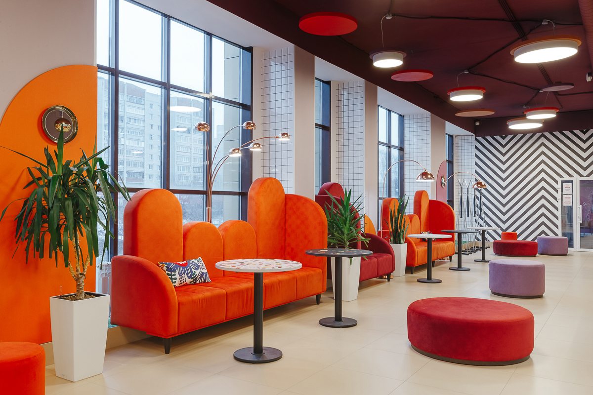 Владимирские дизайнеры интерьера вновь удивляют необычными формами и яркими цветами. Сегодня мы с вами заглянем в новую локацию, выполненную в очень экстравагантном стиле