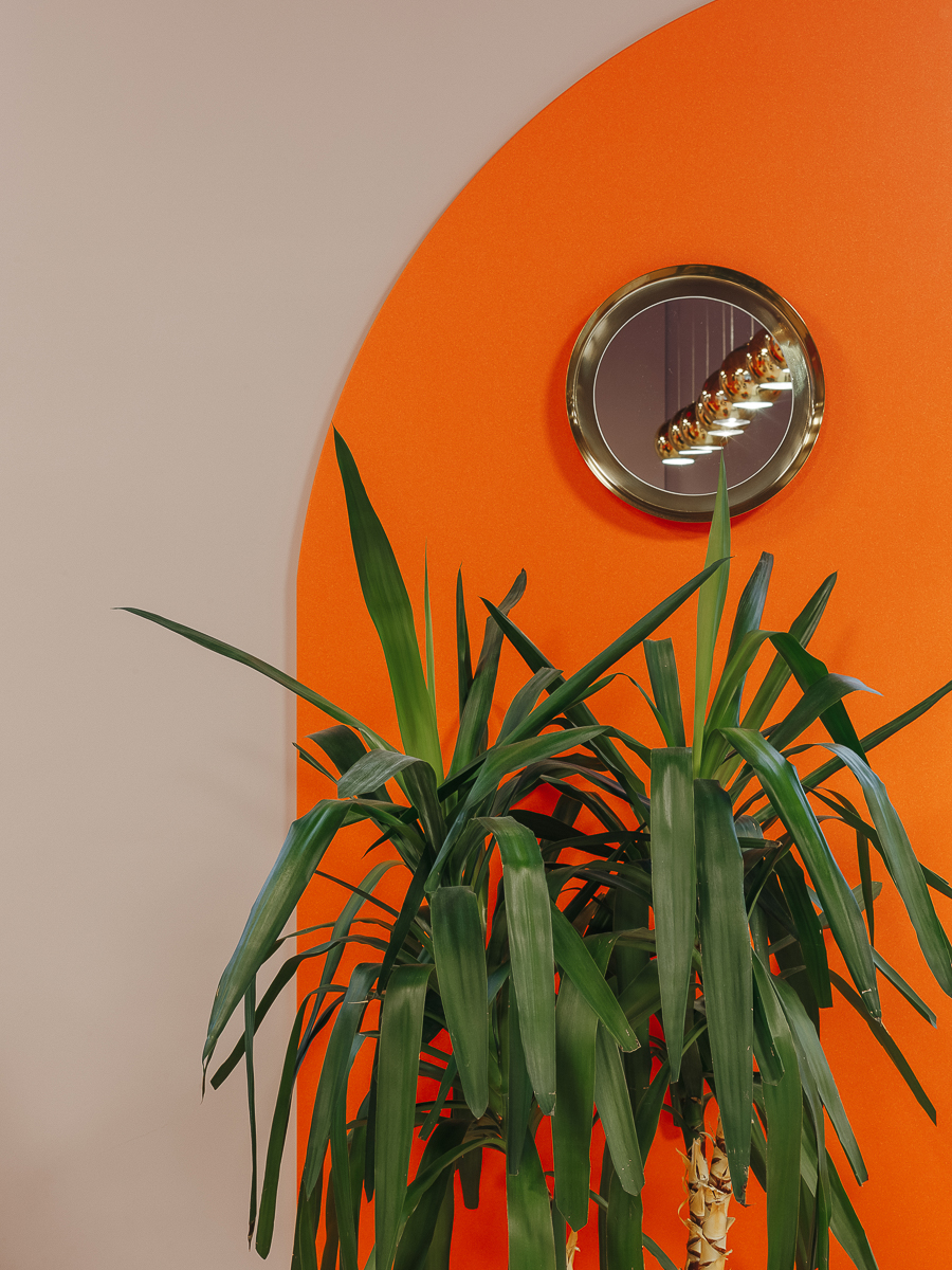 Владимирские дизайнеры интерьера вновь удивляют необычными формами и яркими цветами. Сегодня мы с вами заглянем в новую локацию, выполненную в очень экстравагантном стиле