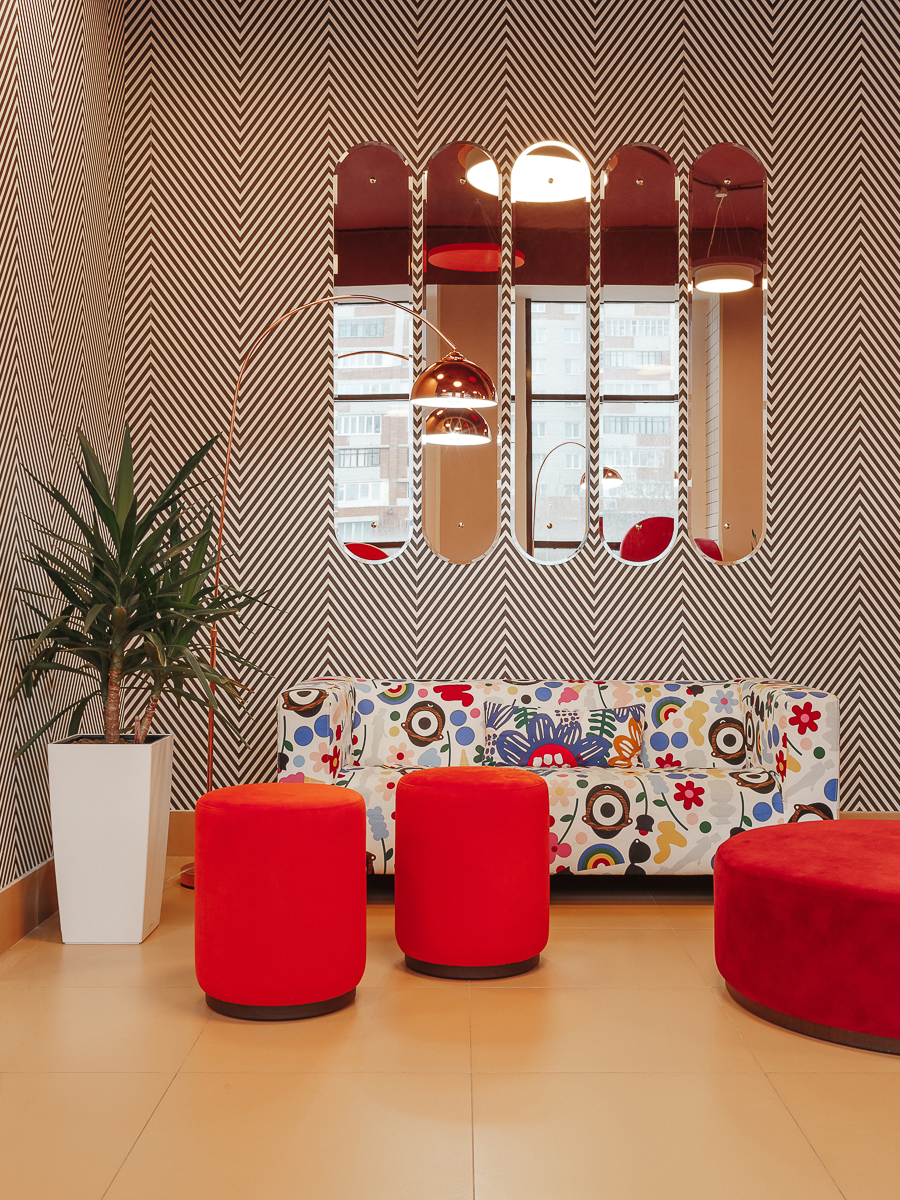 Владимирские дизайнеры интерьера вновь удивляют необычными формами и яркими цветами. Сегодня мы с вами заглянем в новую локацию, выполненную в очень экстравагантном стиле