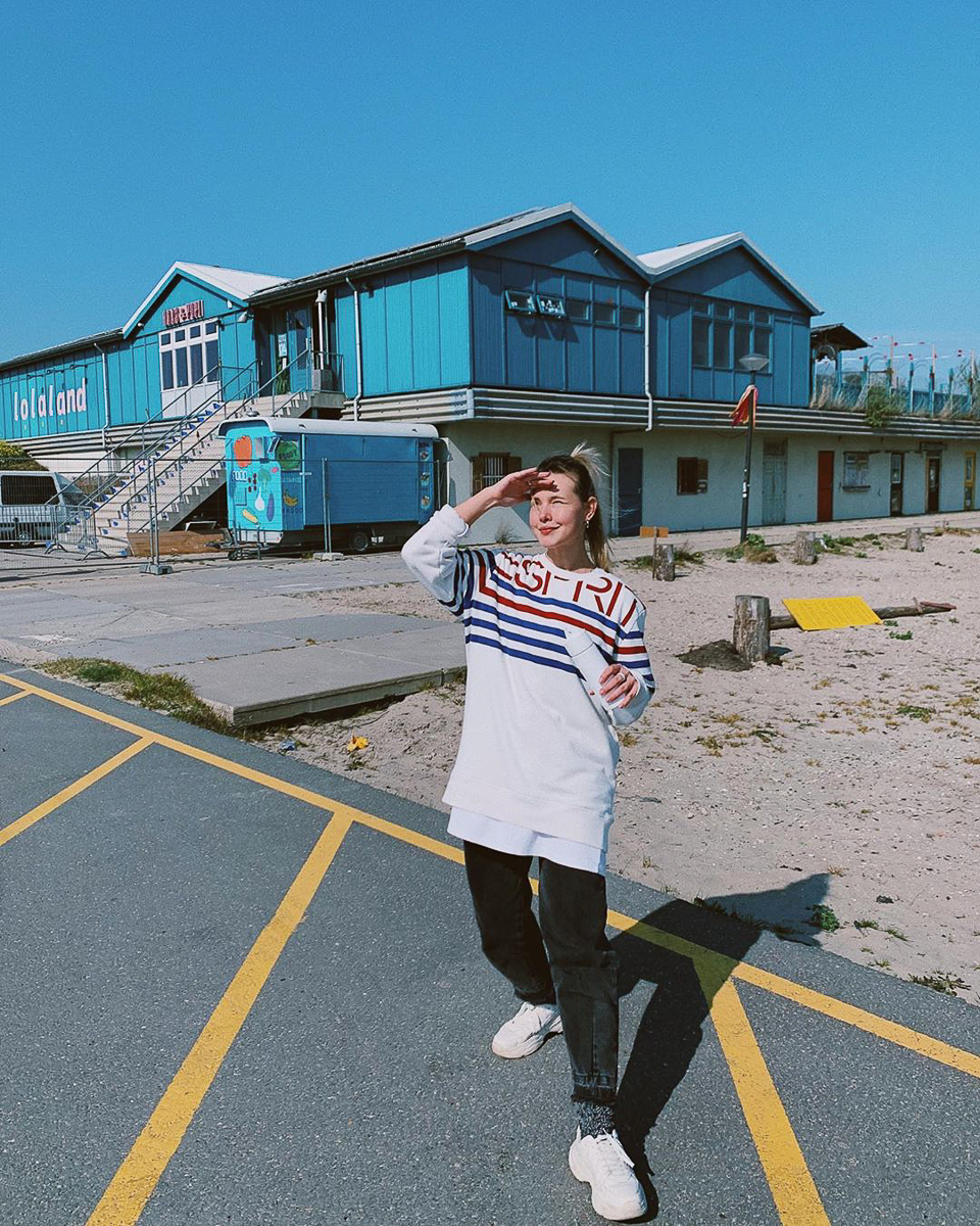 Полтора месяца назад Карина полетела в Амстердам и планировала вернуться во Владимир через десять дней, но поселилась в Нидерландах. Теперь она ежедневно рассказывает своим подписчикам в социальных сетях о ситуации за рубежом и заряжает их позитивом