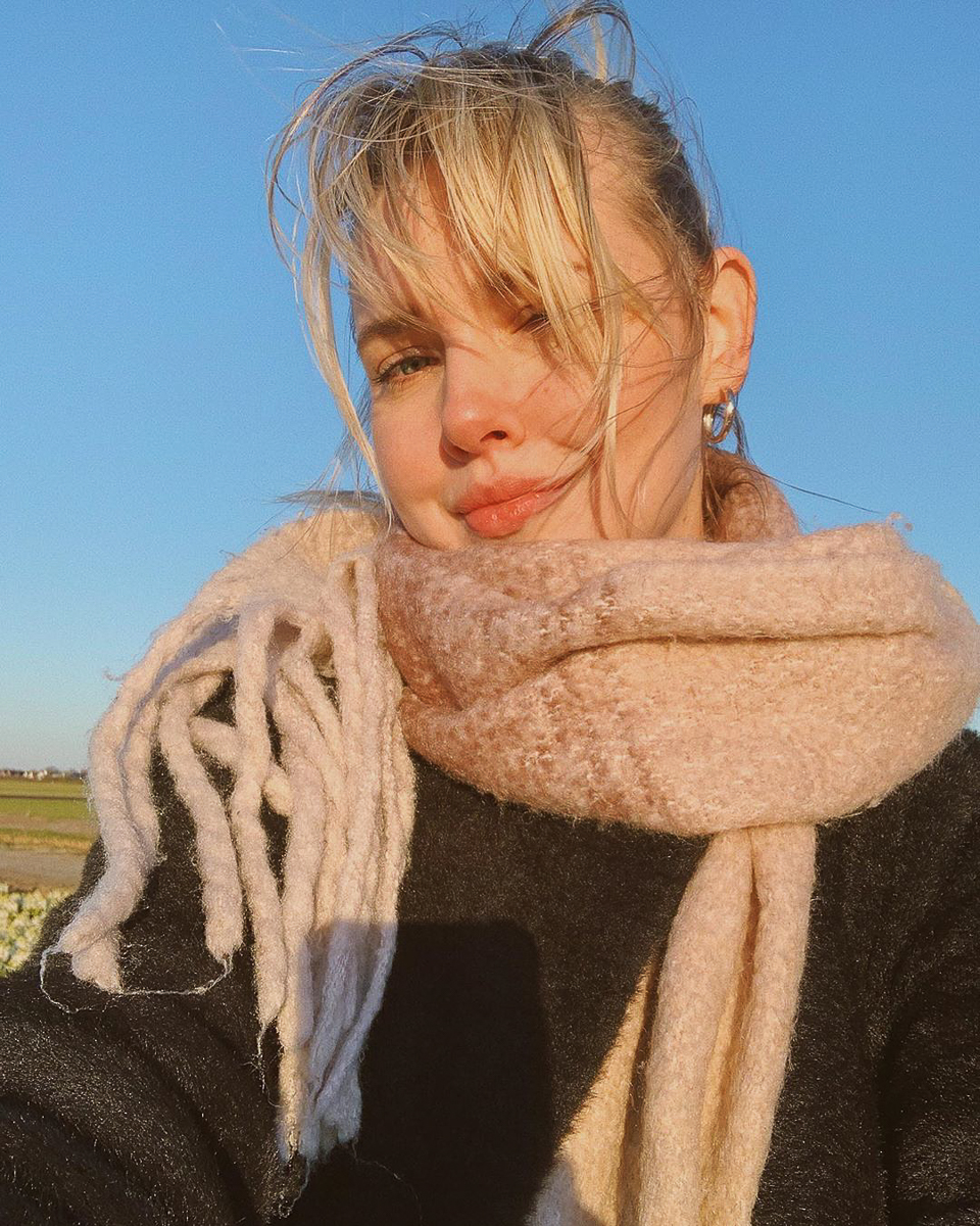 Полтора месяца назад Карина полетела в Амстердам и планировала вернуться во Владимир через десять дней, но поселилась в Нидерландах. Теперь она ежедневно рассказывает своим подписчикам в социальных сетях о ситуации за рубежом и заряжает их позитивом