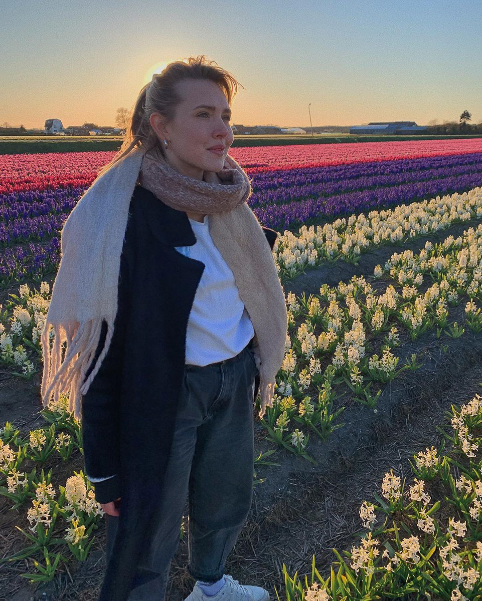 Полтора месяца назад Карина полетела в Амстердам и планировала вернуться во Владимир через десять дней, но поселилась в Нидерландах. Теперь она ежедневно рассказывает своим подписчикам в социальных сетях о ситуации за рубежом и заряжает их позитивом