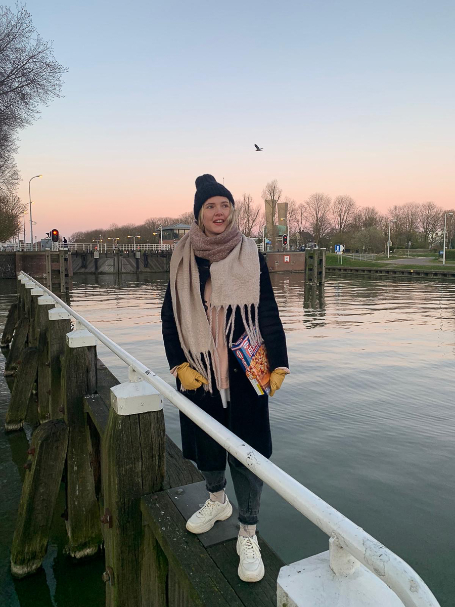 Полтора месяца назад Карина полетела в Амстердам и планировала вернуться во Владимир через десять дней, но поселилась в Нидерландах. Теперь она ежедневно рассказывает своим подписчикам в социальных сетях о ситуации за рубежом и заряжает их позитивом