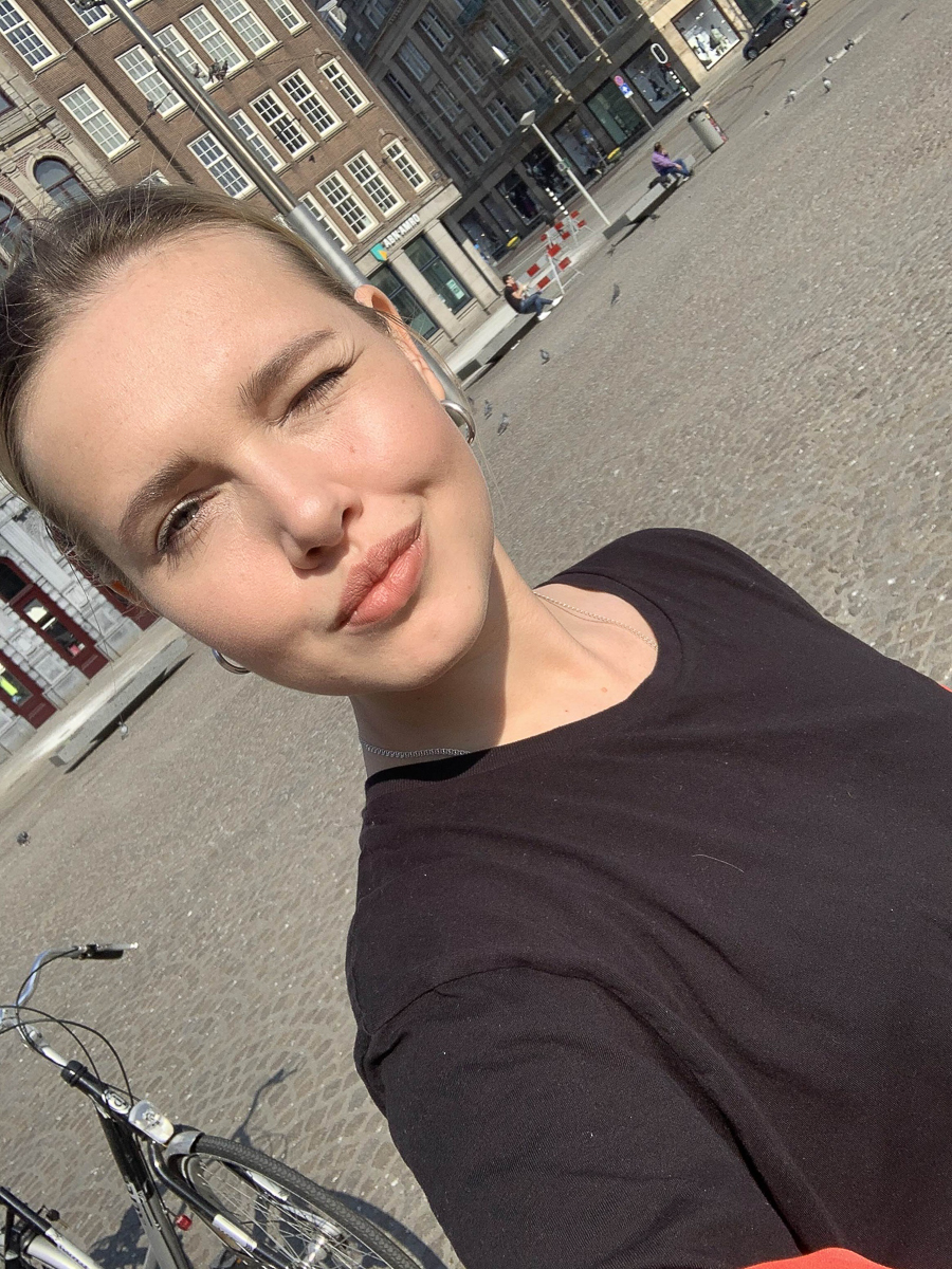 Полтора месяца назад Карина полетела в Амстердам и планировала вернуться во Владимир через десять дней, но поселилась в Нидерландах. Теперь она ежедневно рассказывает своим подписчикам в социальных сетях о ситуации за рубежом и заряжает их позитивом