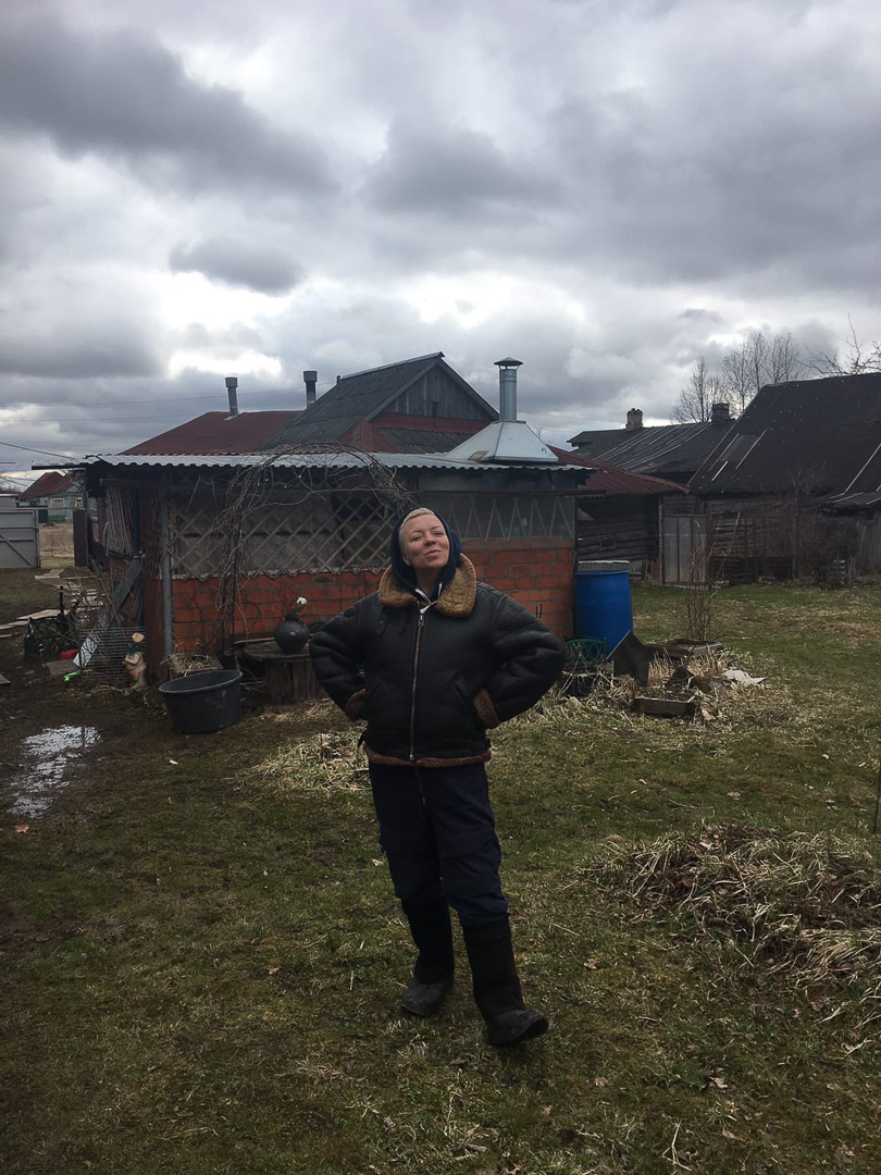 Рассказываем, с какими трудностями и радостями столкнулись владимирцы, временно переехавшие в деревню. Этим ребятам есть чем занять себя дома: наколоть дрова, вырастить на окне шпинат, посмотреть на звезды и подумать о будущем