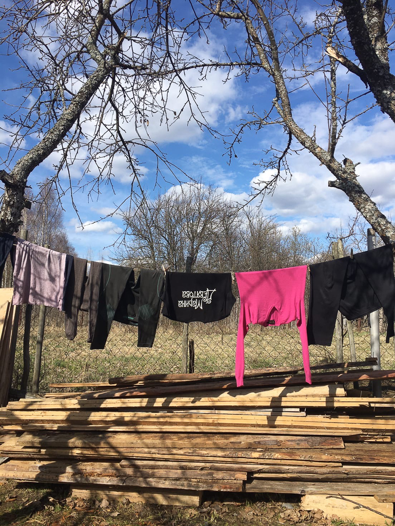 Рассказываем, с какими трудностями и радостями столкнулись владимирцы, временно переехавшие в деревню. Этим ребятам есть чем занять себя дома: наколоть дрова, вырастить на окне шпинат, посмотреть на звезды и подумать о будущем