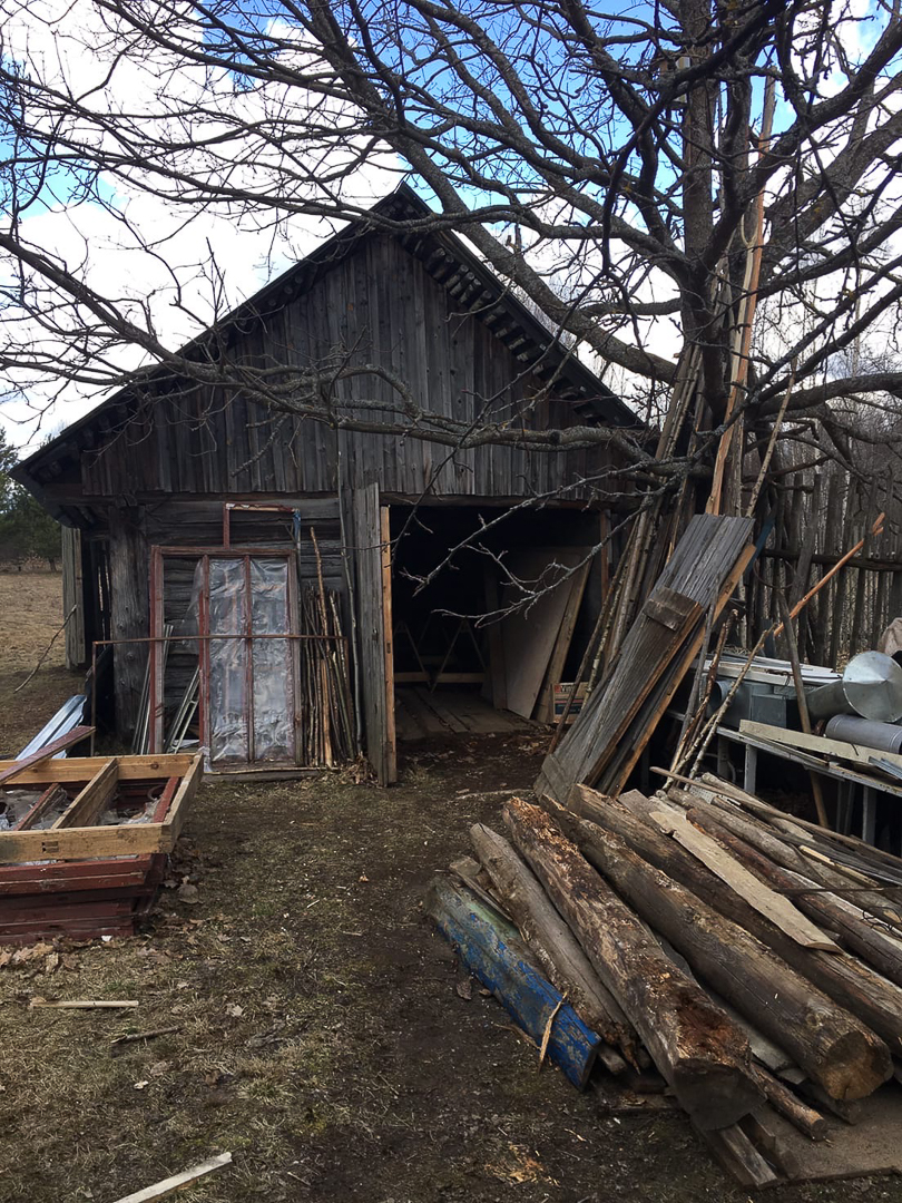 Рассказываем, с какими трудностями и радостями столкнулись владимирцы, временно переехавшие в деревню. Этим ребятам есть чем занять себя дома: наколоть дрова, вырастить на окне шпинат, посмотреть на звезды и подумать о будущем