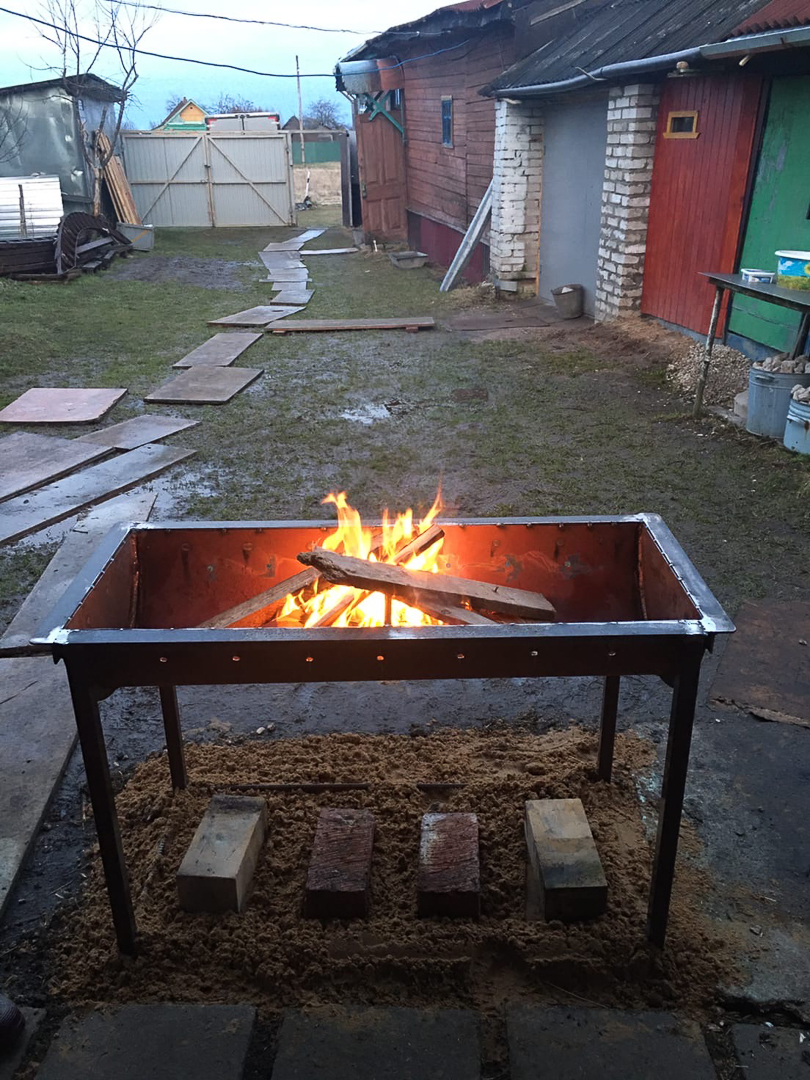 Рассказываем, с какими трудностями и радостями столкнулись владимирцы, временно переехавшие в деревню. Этим ребятам есть чем занять себя дома: наколоть дрова, вырастить на окне шпинат, посмотреть на звезды и подумать о будущем