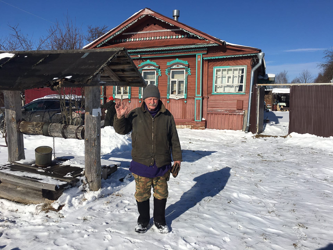 Рассказываем, с какими трудностями и радостями столкнулись владимирцы, временно переехавшие в деревню. Этим ребятам есть чем занять себя дома: наколоть дрова, вырастить на окне шпинат, посмотреть на звезды и подумать о будущем