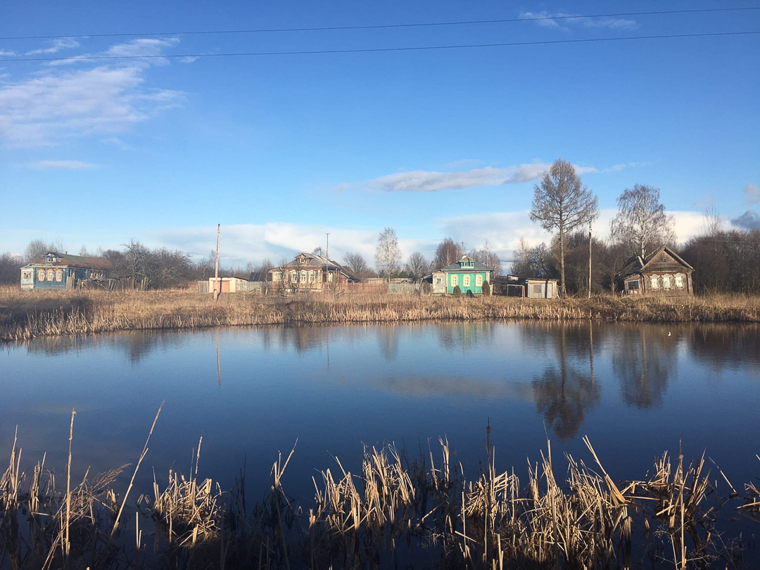 Рассказываем, с какими трудностями и радостями столкнулись владимирцы, временно переехавшие в деревню. Этим ребятам есть чем занять себя дома: наколоть дрова, вырастить на окне шпинат, посмотреть на звезды и подумать о будущем