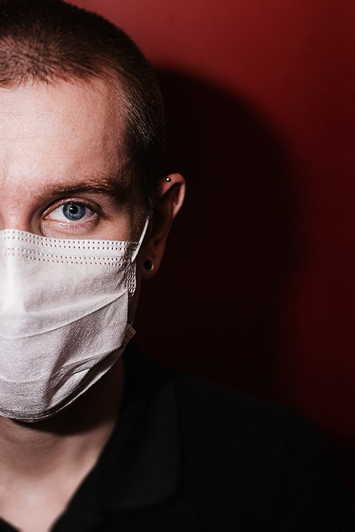 Рассказываем, с какими трудностями и радостями столкнулись владимирцы, временно переехавшие в деревню. Этим ребятам есть чем занять себя дома: наколоть дрова, вырастить на окне шпинат, посмотреть на звезды и подумать о будущем