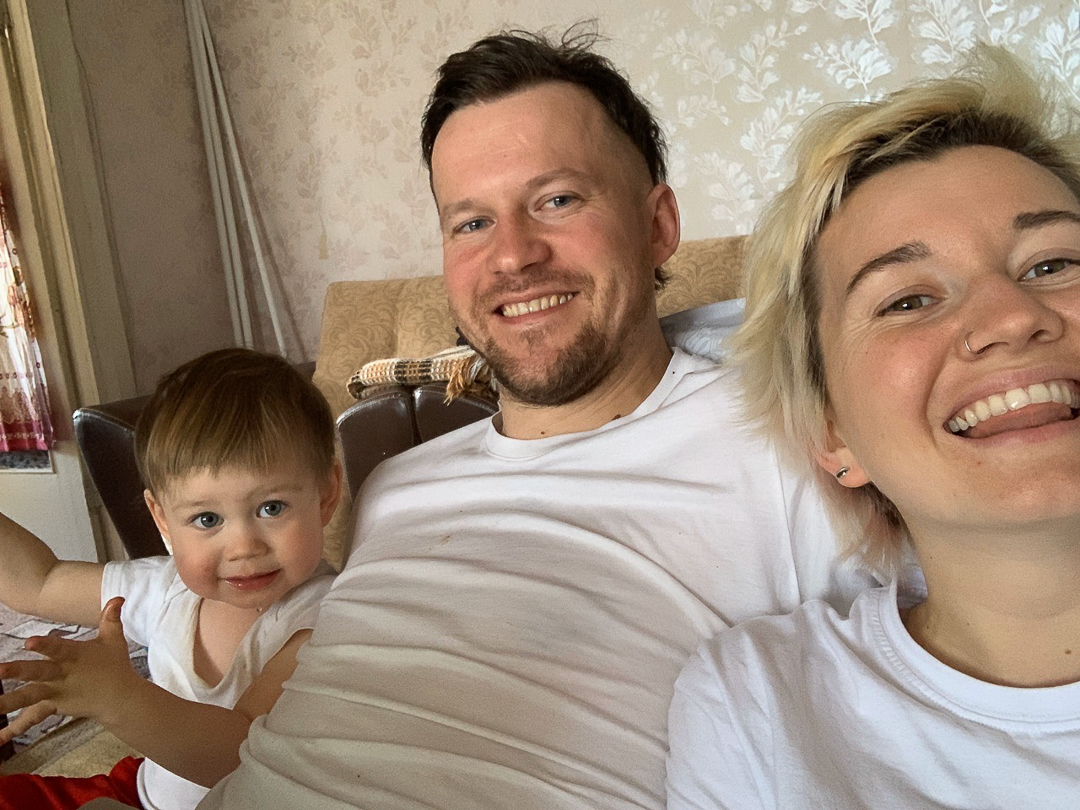 Рассказываем, с какими трудностями и радостями столкнулись владимирцы, временно переехавшие в деревню. Этим ребятам есть чем занять себя дома: наколоть дрова, вырастить на окне шпинат, посмотреть на звезды и подумать о будущем