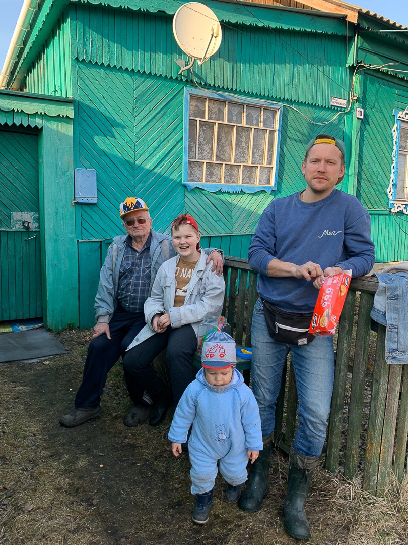 Рассказываем, с какими трудностями и радостями столкнулись владимирцы, временно переехавшие в деревню. Этим ребятам есть чем занять себя дома: наколоть дрова, вырастить на окне шпинат, посмотреть на звезды и подумать о будущем