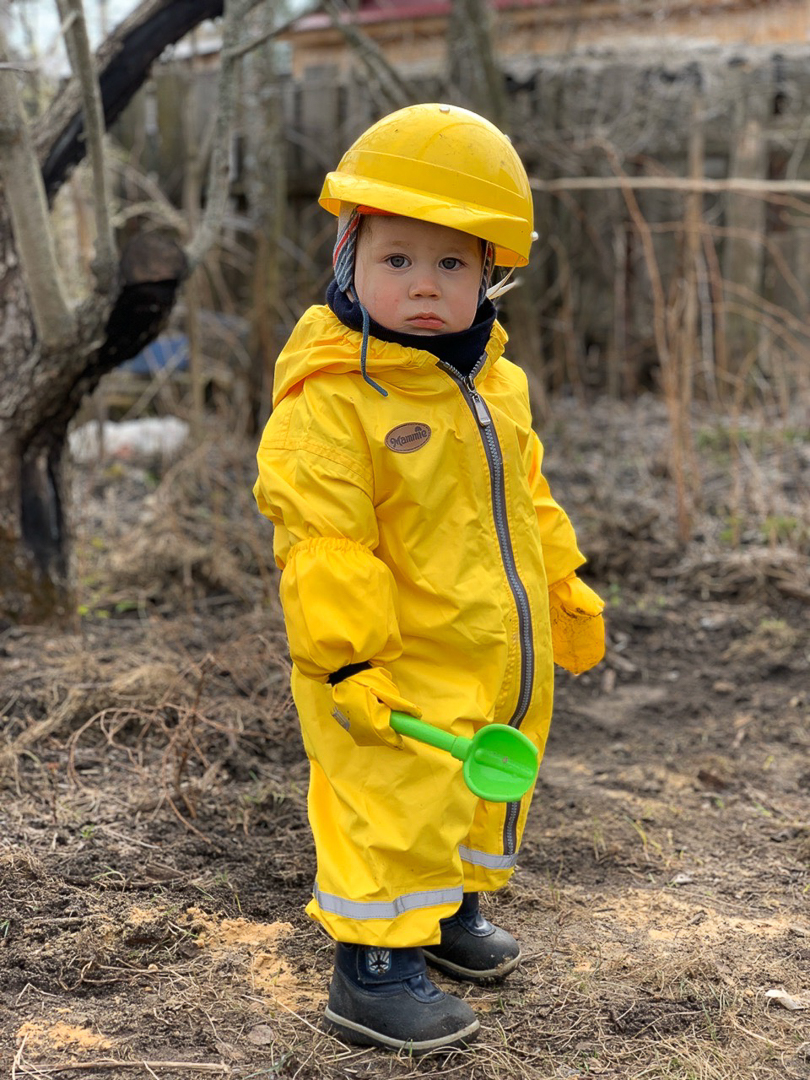 Рассказываем, с какими трудностями и радостями столкнулись владимирцы, временно переехавшие в деревню. Этим ребятам есть чем занять себя дома: наколоть дрова, вырастить на окне шпинат, посмотреть на звезды и подумать о будущем