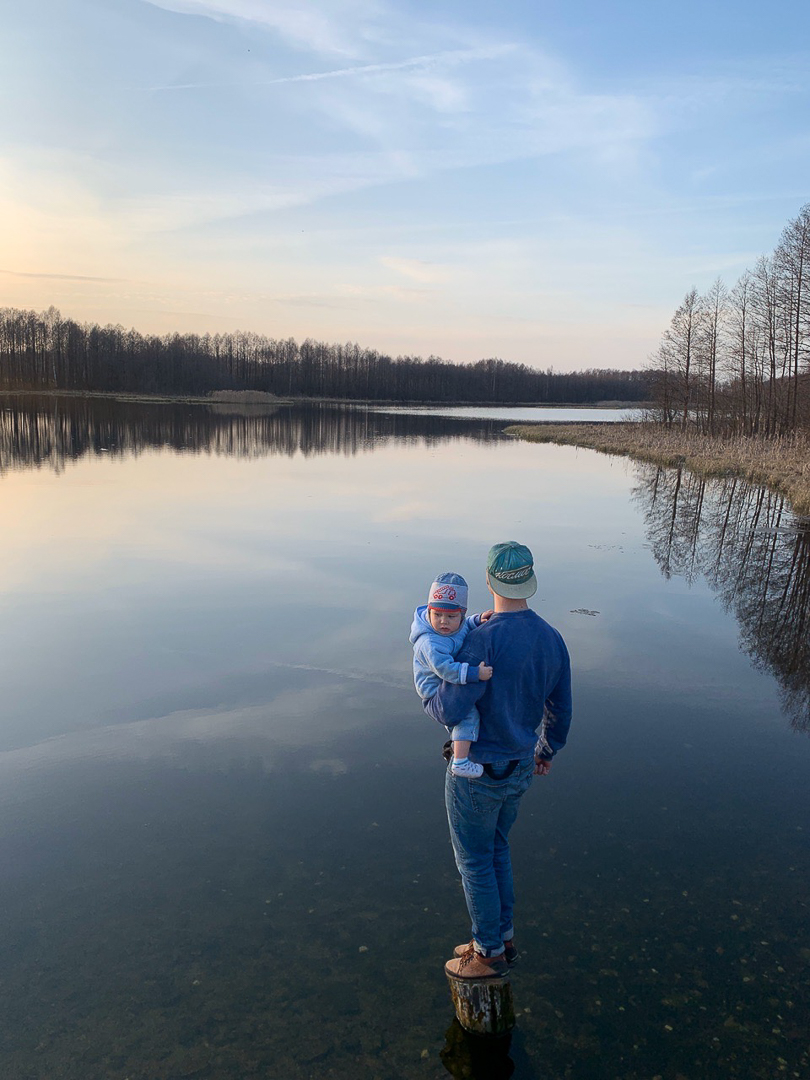 Рассказываем, с какими трудностями и радостями столкнулись владимирцы, временно переехавшие в деревню. Этим ребятам есть чем занять себя дома: наколоть дрова, вырастить на окне шпинат, посмотреть на звезды и подумать о будущем