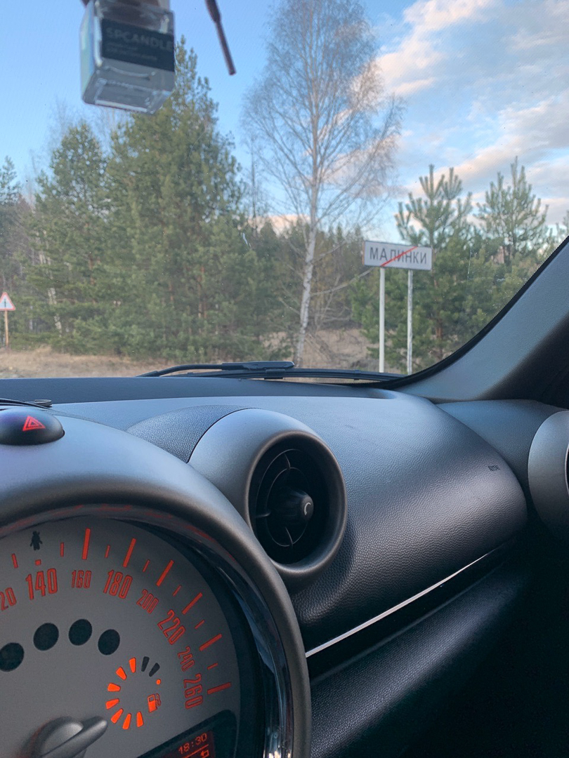 Рассказываем, с какими трудностями и радостями столкнулись владимирцы, временно переехавшие в деревню. Этим ребятам есть чем занять себя дома: наколоть дрова, вырастить на окне шпинат, посмотреть на звезды и подумать о будущем