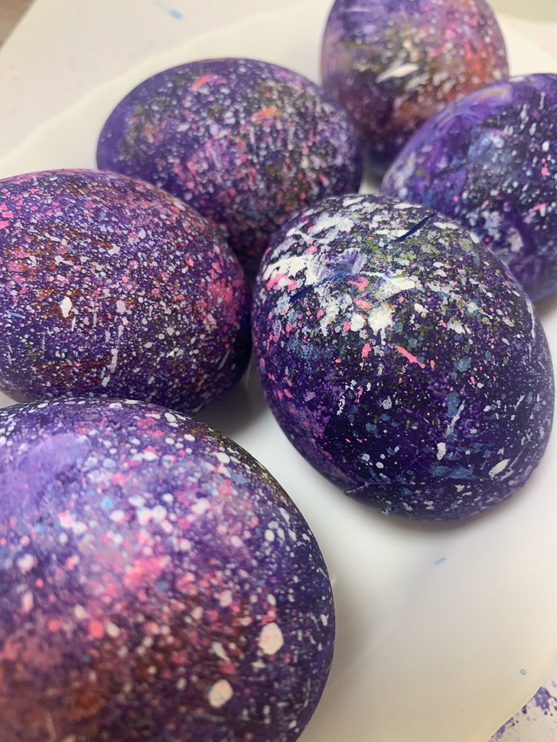 Рассказываем, с какими трудностями и радостями столкнулись владимирцы, временно переехавшие в деревню. Этим ребятам есть чем занять себя дома: наколоть дрова, вырастить на окне шпинат, посмотреть на звезды и подумать о будущем