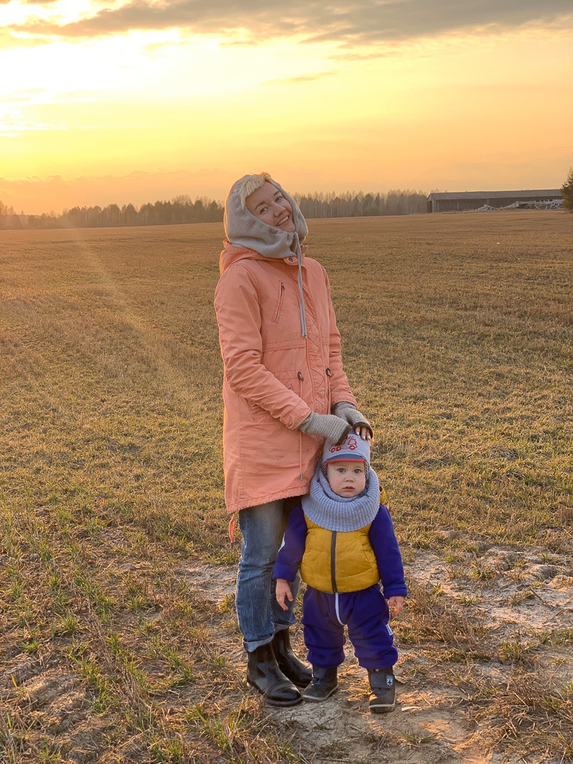 Рассказываем, с какими трудностями и радостями столкнулись владимирцы, временно переехавшие в деревню. Этим ребятам есть чем занять себя дома: наколоть дрова, вырастить на окне шпинат, посмотреть на звезды и подумать о будущем
