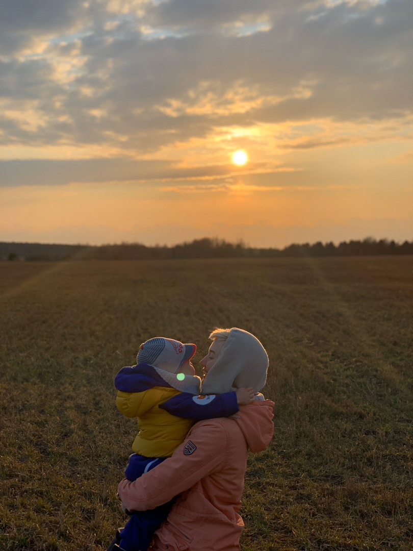 Рассказываем, с какими трудностями и радостями столкнулись владимирцы, временно переехавшие в деревню. Этим ребятам есть чем занять себя дома: наколоть дрова, вырастить на окне шпинат, посмотреть на звезды и подумать о будущем