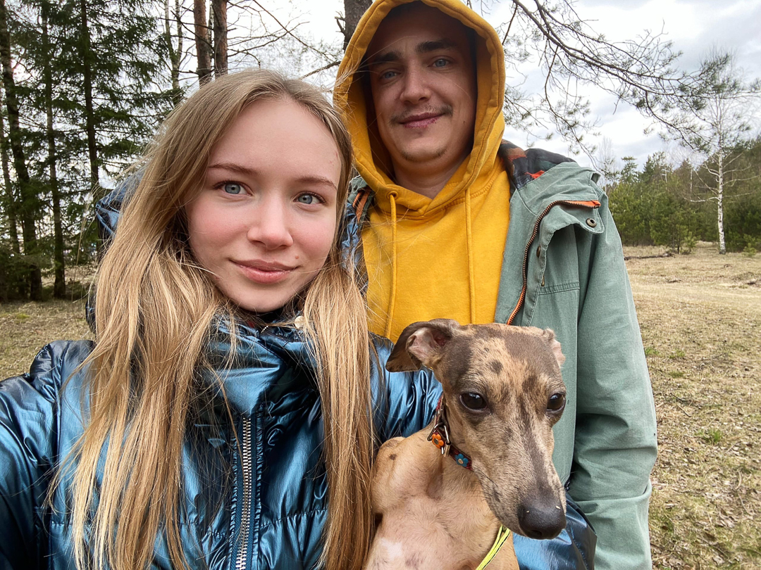 Рассказываем, с какими трудностями и радостями столкнулись владимирцы, временно переехавшие в деревню. Этим ребятам есть чем занять себя дома: наколоть дрова, вырастить на окне шпинат, посмотреть на звезды и подумать о будущем