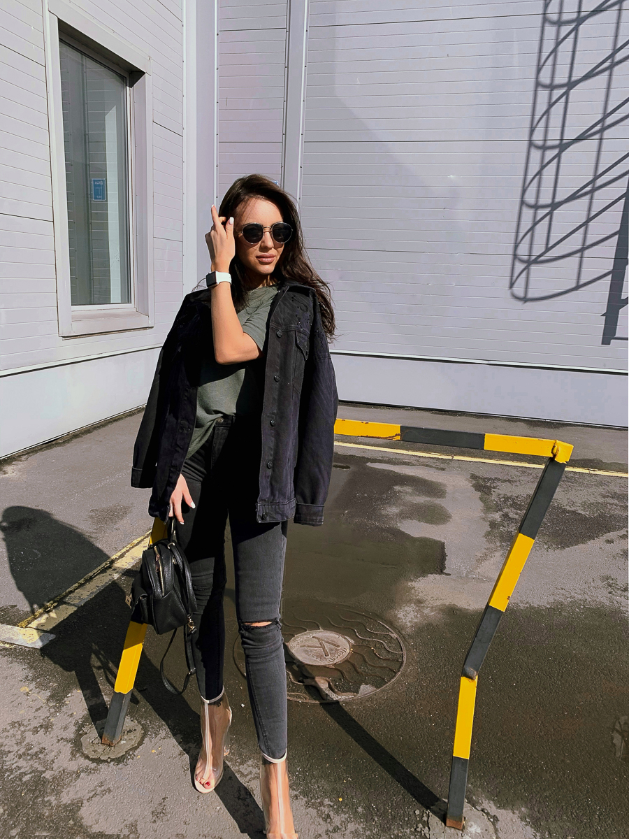 Татьяна Якунина любит женственную одежду. Она знает, как произвести впечатление на своего мужчину, и даже с собачкой гуляет, облачившись в изящный наряд