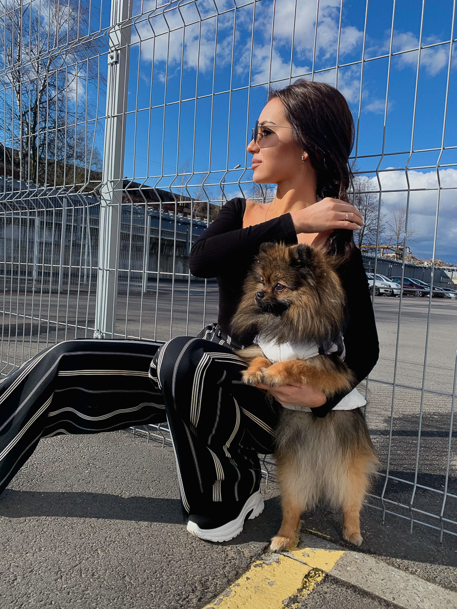 Татьяна Якунина любит женственную одежду. Она знает, как произвести впечатление на своего мужчину, и даже с собачкой гуляет, облачившись в изящный наряд