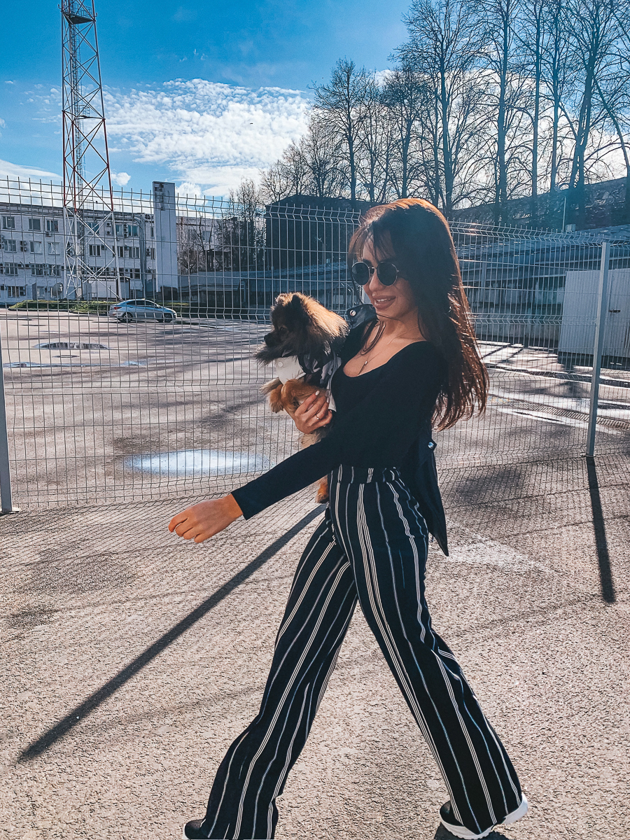 Татьяна Якунина любит женственную одежду. Она знает, как произвести впечатление на своего мужчину, и даже с собачкой гуляет, облачившись в изящный наряд