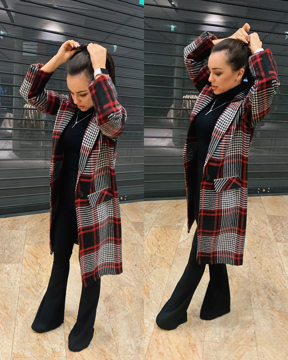 Татьяна Якунина любит женственную одежду. Она знает, как произвести впечатление на своего мужчину, и даже с собачкой гуляет, облачившись в изящный наряд