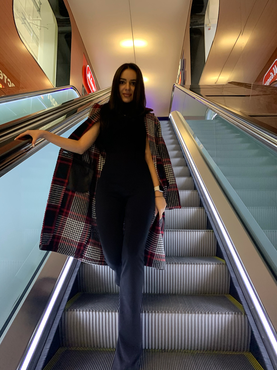 Татьяна Якунина любит женственную одежду. Она знает, как произвести впечатление на своего мужчину, и даже с собачкой гуляет, облачившись в изящный наряд