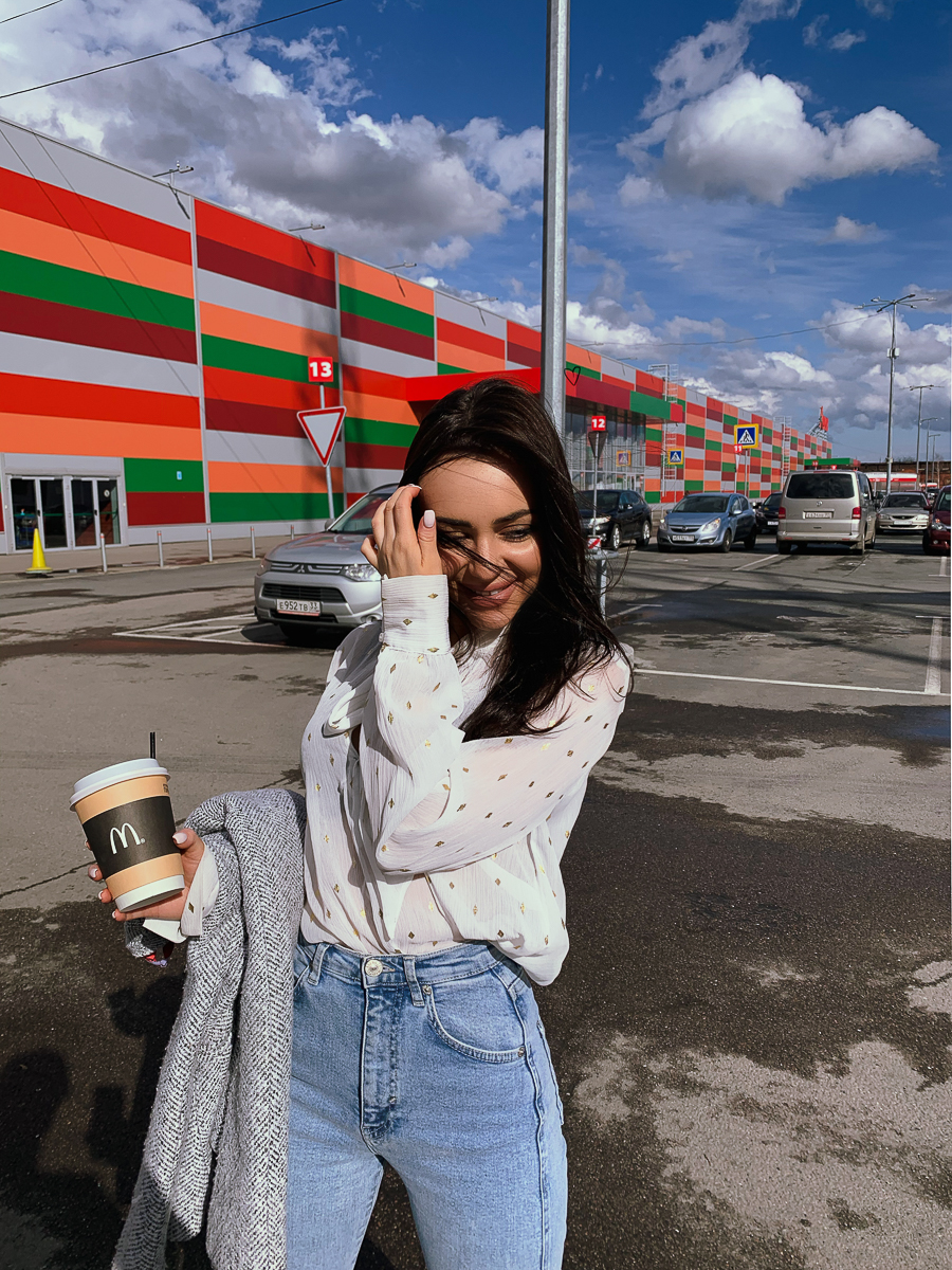 Татьяна Якунина любит женственную одежду. Она знает, как произвести впечатление на своего мужчину, и даже с собачкой гуляет, облачившись в изящный наряд