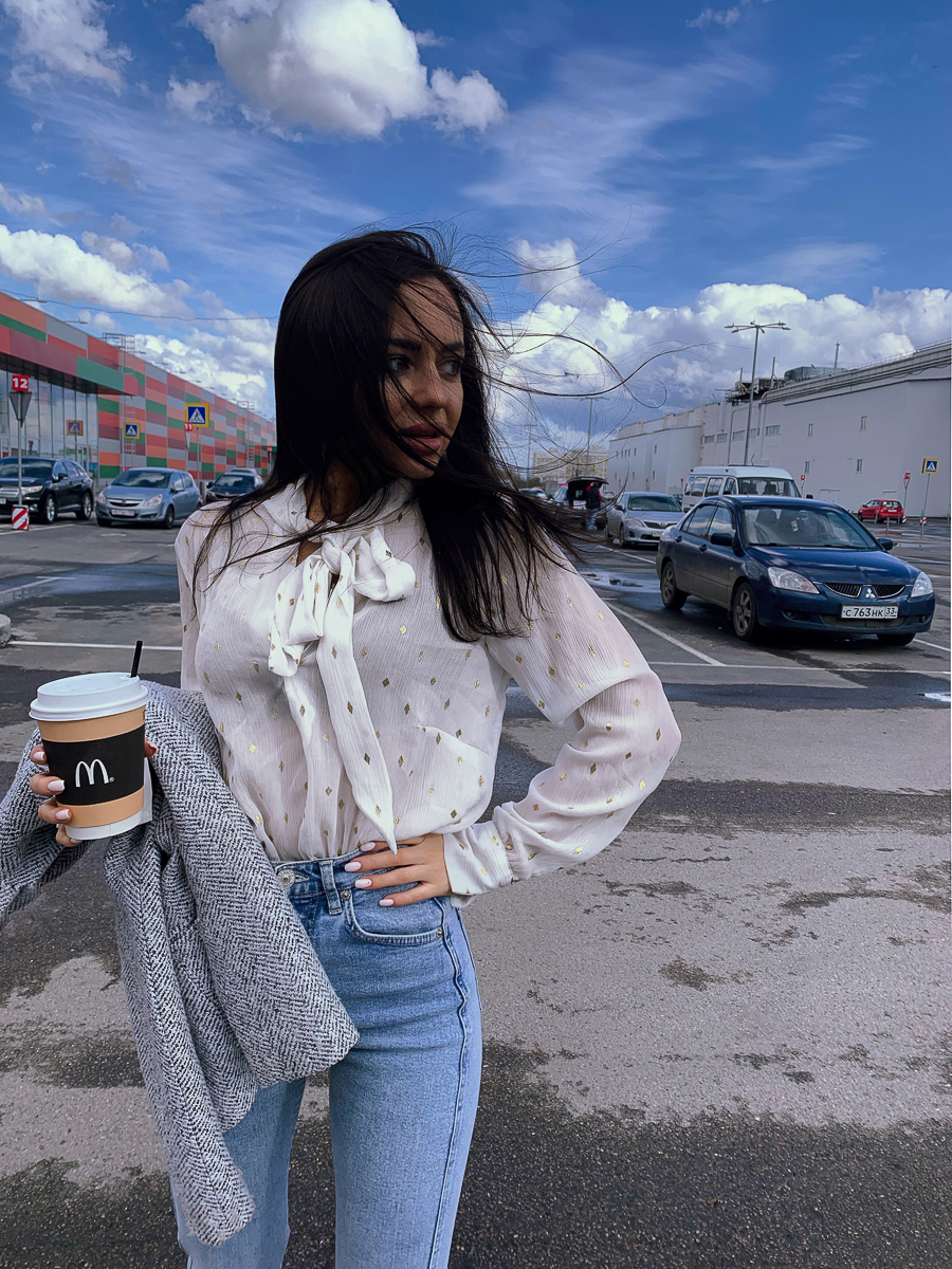 Татьяна Якунина любит женственную одежду. Она знает, как произвести впечатление на своего мужчину, и даже с собачкой гуляет, облачившись в изящный наряд