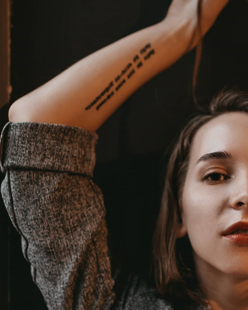 Оксана Никишова самостоятельно выудила себя из депрессии, поэтому знает, о чем говорит: даже дома, соблюдая пять простых правил, можно быть продуктивным и довольным