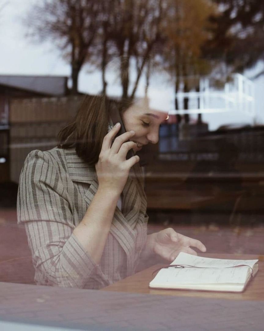 Оксана Никишова самостоятельно выудила себя из депрессии, поэтому знает, о чем говорит: даже дома, соблюдая пять простых правил, можно быть продуктивным и довольным