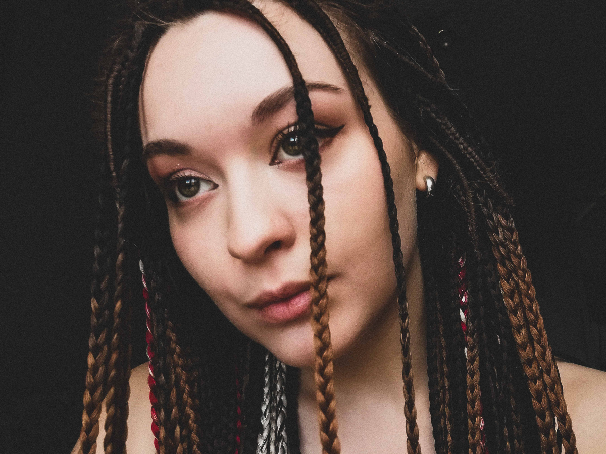 Владимирский блогер-музыкант Лена Трофимова рассказывает о своих тревел-видео и новой песне, созданной вместе с местными музыкантами