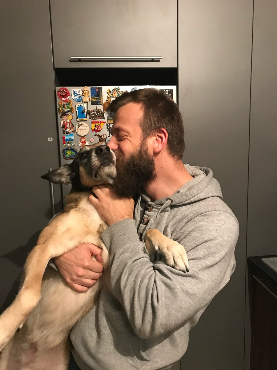 Обеспечить крышу над головой потерявшемуся коту или собаке из приюта может и хочет далеко не каждый. В современном мире это даже своего рода геройство. Мы подготовили для вас несколько таких историй