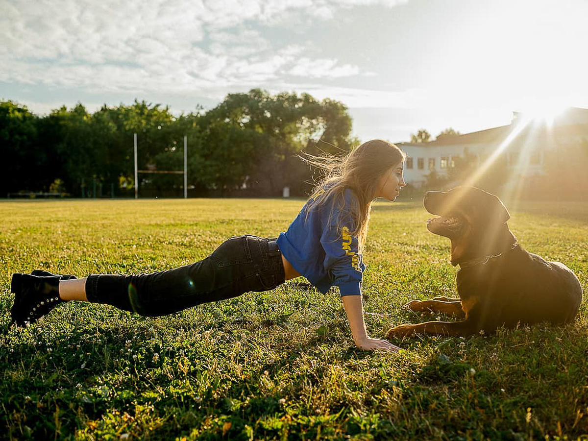 Обеспечить крышу над головой потерявшемуся коту или собаке из приюта может и хочет далеко не каждый. В современном мире это даже своего рода геройство. Мы подготовили для вас несколько таких историй