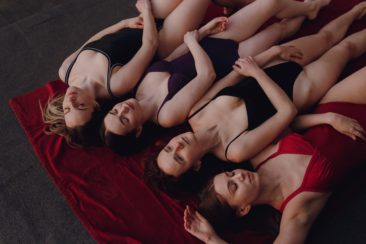 На улицы выходить нельзя, поэтому владимирские фотографы отправляются творить на крыши. Вот что из этого получается