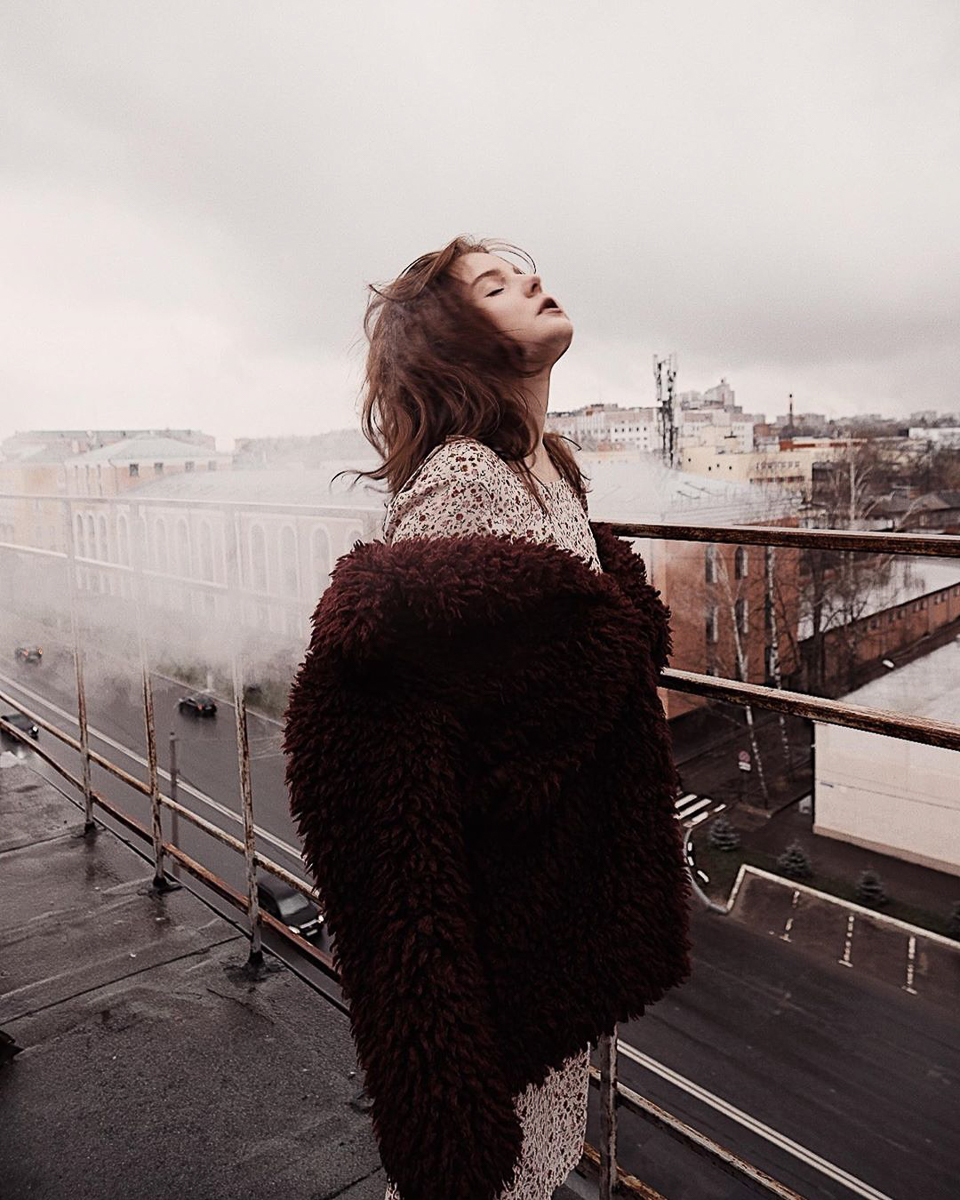 На улицы выходить нельзя, поэтому владимирские фотографы отправляются творить на крыши. Вот что из этого получается