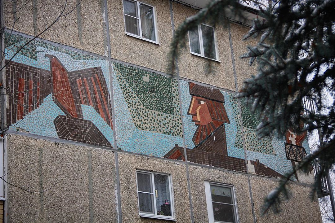 Узнаем у архитектора все подробности о владимирской мозаике на стенах зданий и получаем эстетическое удовольствие от советского модернизма