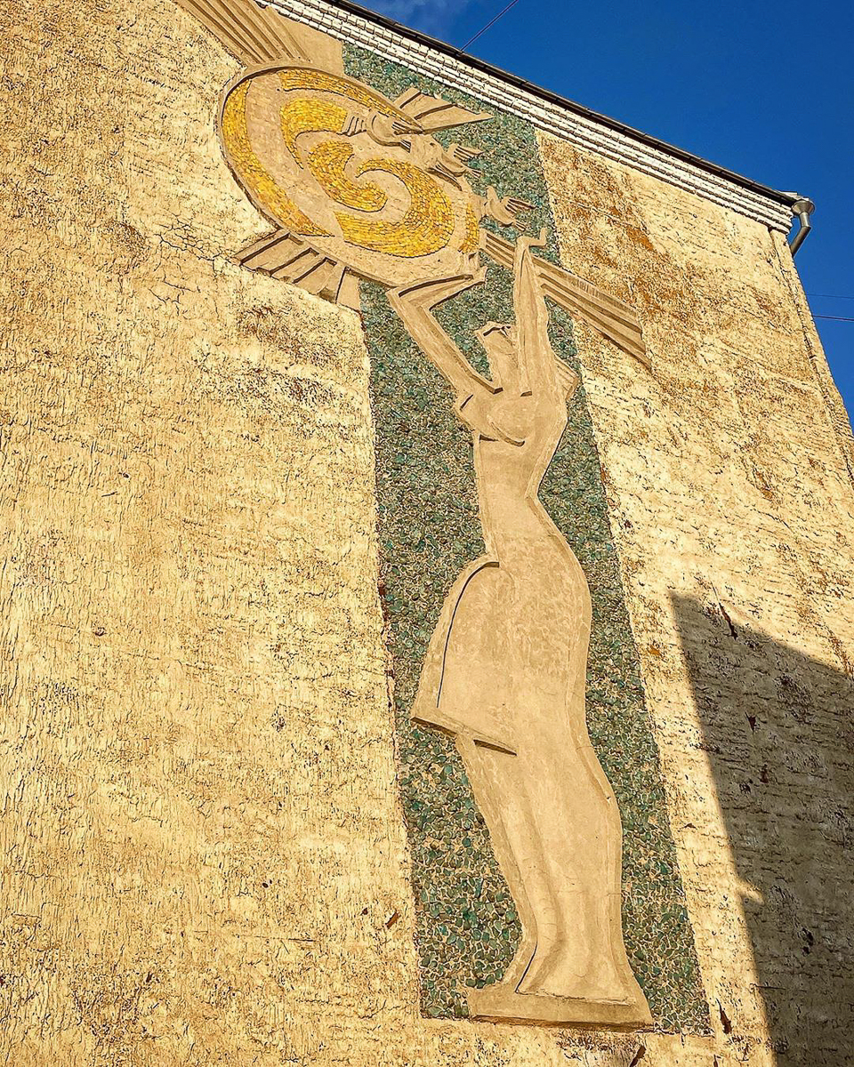 Узнаем у архитектора все подробности о владимирской мозаике на стенах зданий и получаем эстетическое удовольствие от советского модернизма