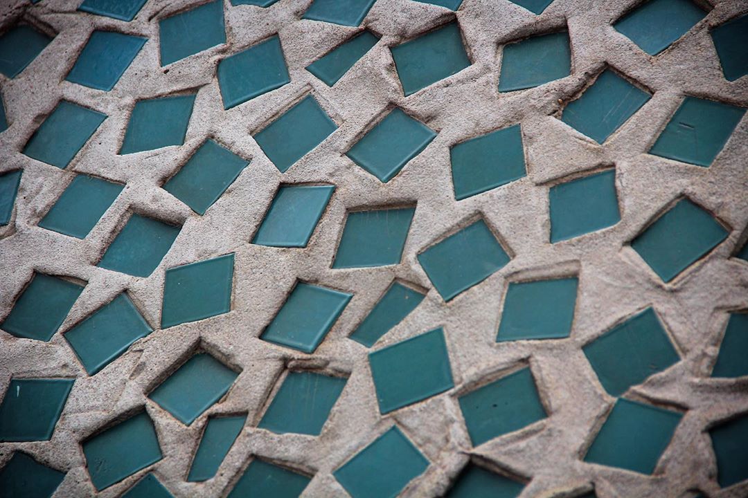 Узнаем у архитектора все подробности о владимирской мозаике на стенах зданий и получаем эстетическое удовольствие от советского модернизма