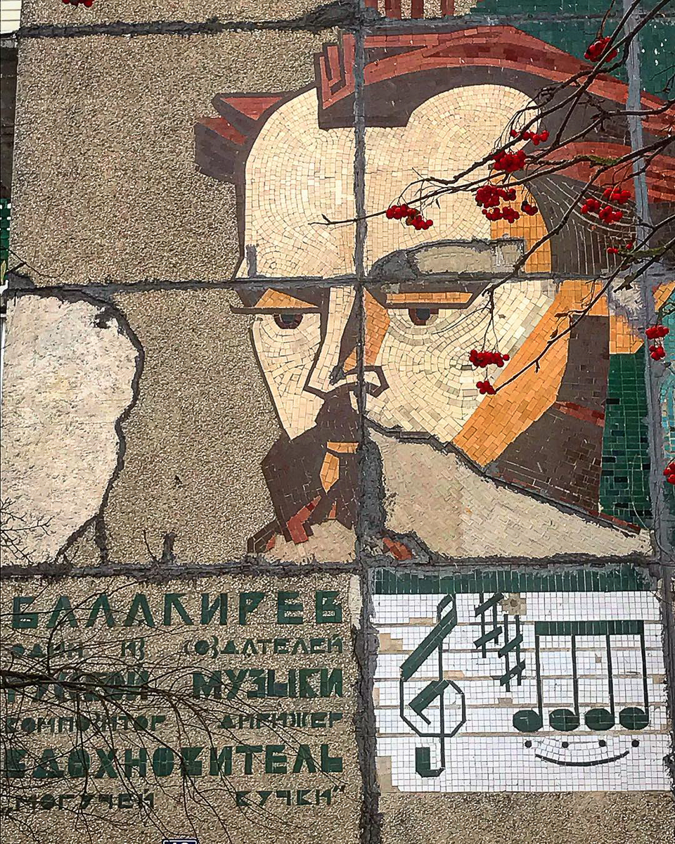 Узнаем у архитектора все подробности о владимирской мозаике на стенах зданий и получаем эстетическое удовольствие от советского модернизма