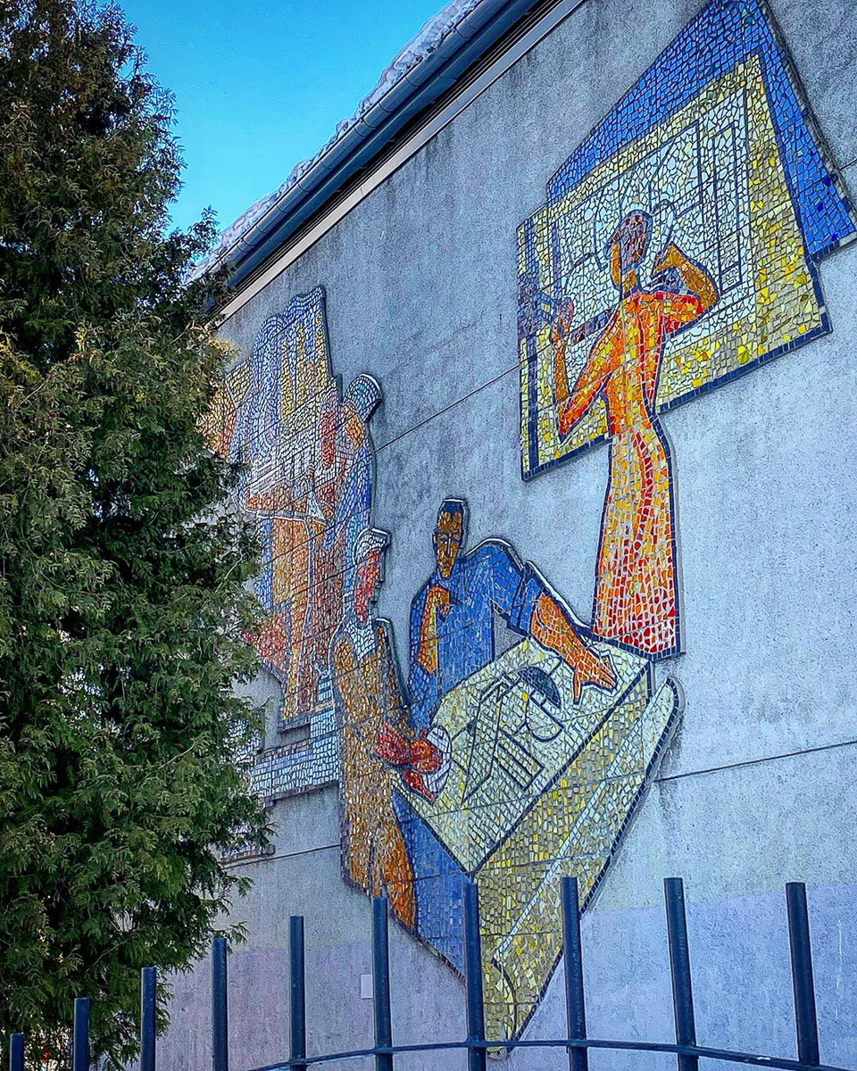 Узнаем у архитектора все подробности о владимирской мозаике на стенах зданий и получаем эстетическое удовольствие от советского модернизма