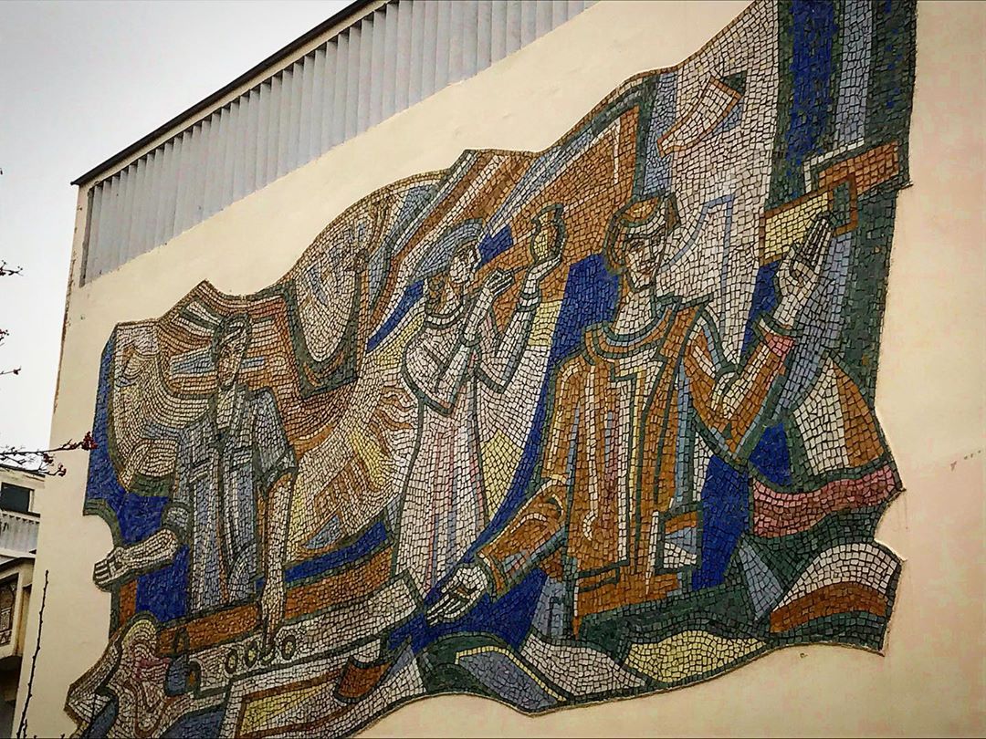 Узнаем у архитектора все подробности о владимирской мозаике на стенах зданий и получаем эстетическое удовольствие от советского модернизма