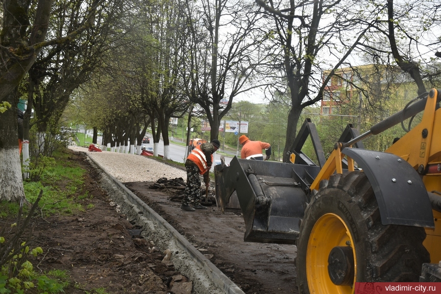Во Владимире ремонтируют дороги и убирают нелегальные парковочные «карманы»